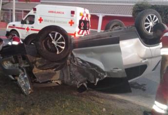 Conductor vuelca tras chocar con vehículo estacionado en Guasave