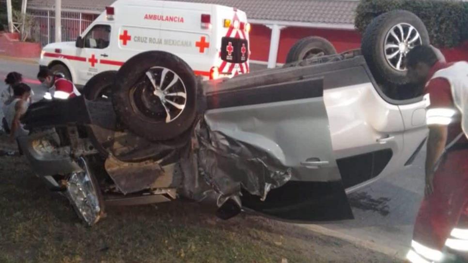 Conductor vuelca tras chocar con vehículo estacionado en Guasave