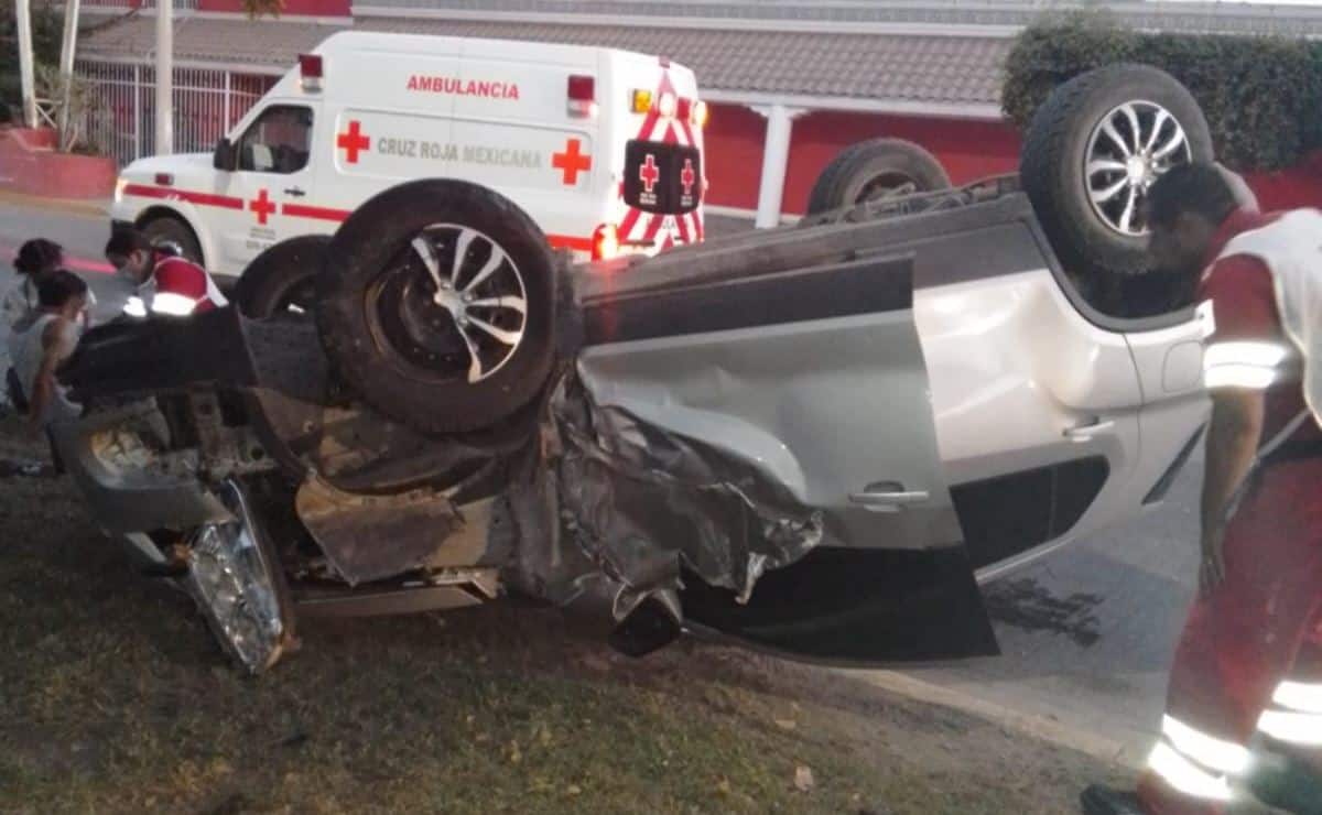 Conductor vuelca tras chocar con vehículo estacionado en Guasave