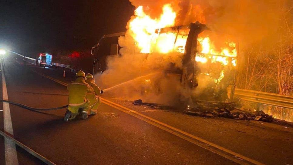 Restablecen circulación en la Mazatlán-Durango tras incendio de camión