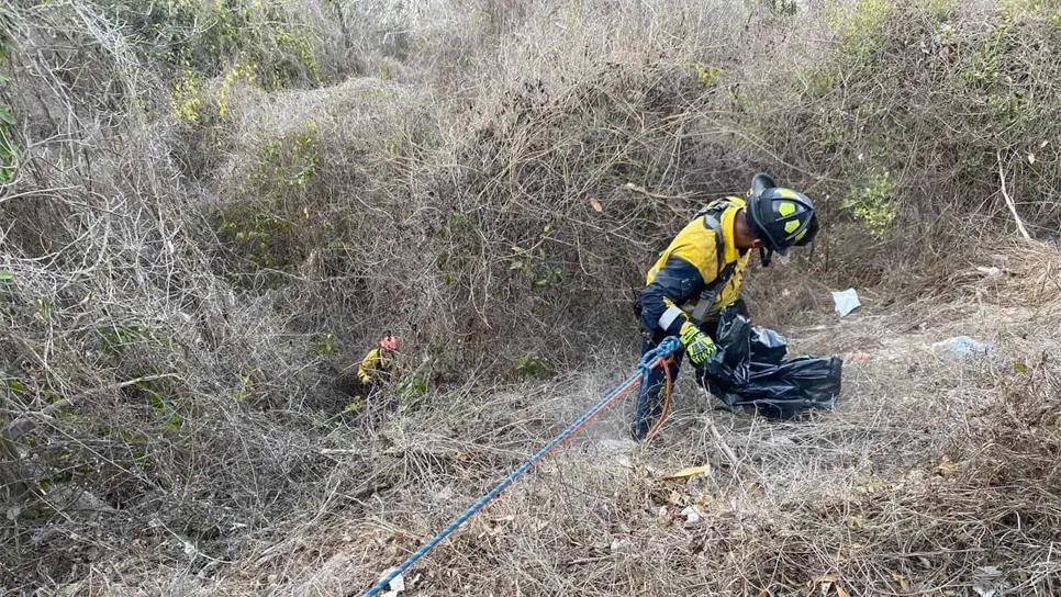 Bomberos limpian la zona de El Faro de Mazatlán con rapel. FOTO: Cortesía.