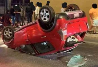 Vuelca automóvil en pleno malecón de Mazatlán