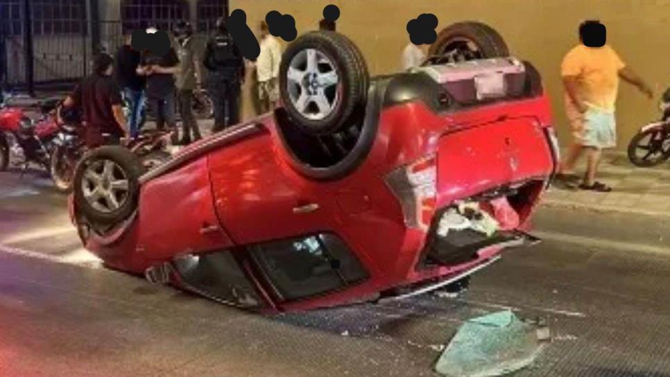 Vuelca automóvil en pleno malecón de Mazatlán