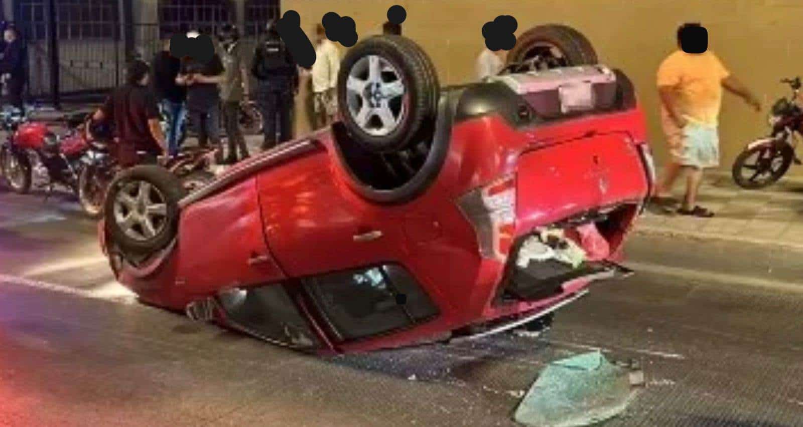 El automóvil quedó volcado en el malecón de Mazatlán. FOTO: Cortesía.