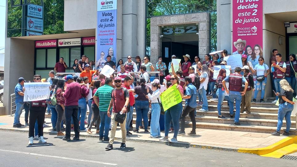 Morenistas se manifiestan en el IEES; exigen transparencia por la alcaldía de Navolato