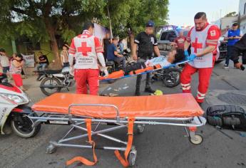 Menor motociclista termina herido al chocar contra un automóvil en Culiacán