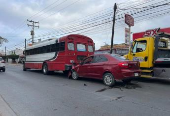 Camión de transporte de personal choca por alcance en Mazatlán