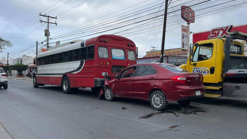 Camión de transporte de personal choca por alcance en Mazatlán
