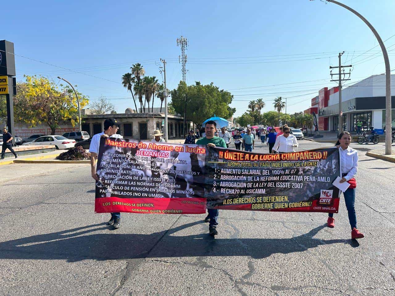 Maestros marchan en Los Mochis, exigen se rezonificación salarial y mejoras al ISSSTE