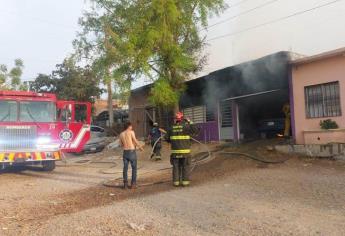 Se incendia vehículo dentro de la cochera de una casa en Culiacán