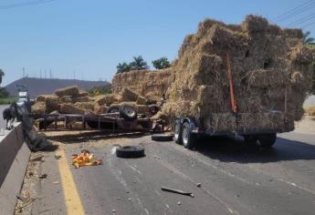 Se desprenden remolques cargados de pacas sobre la México 15 en Los Mochis