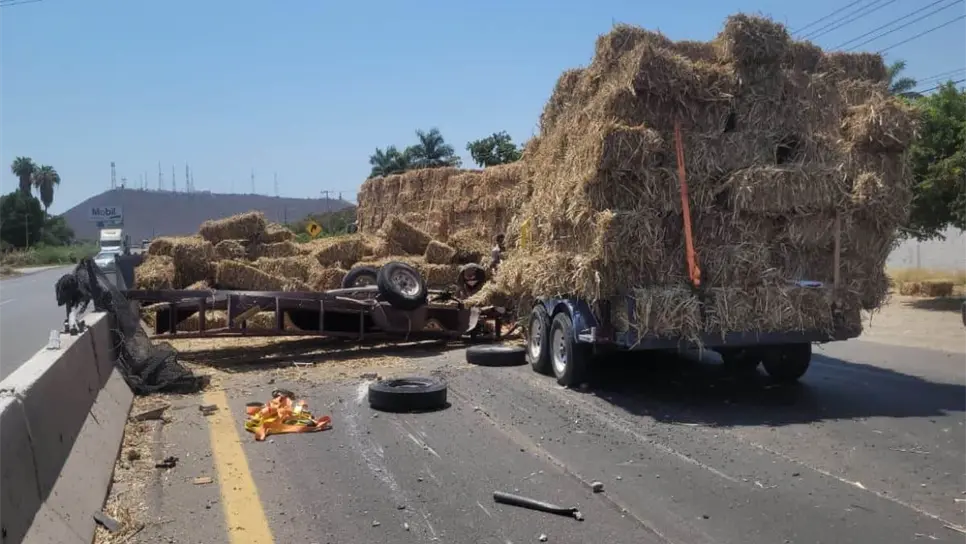 Se desprenden remolques cargados de pacas sobre la México 15 en Los Mochis