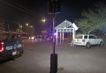 Asesinan a balazos a conductor de camioneta frente a supermercado del Mercado de Abastos, en Culiacán