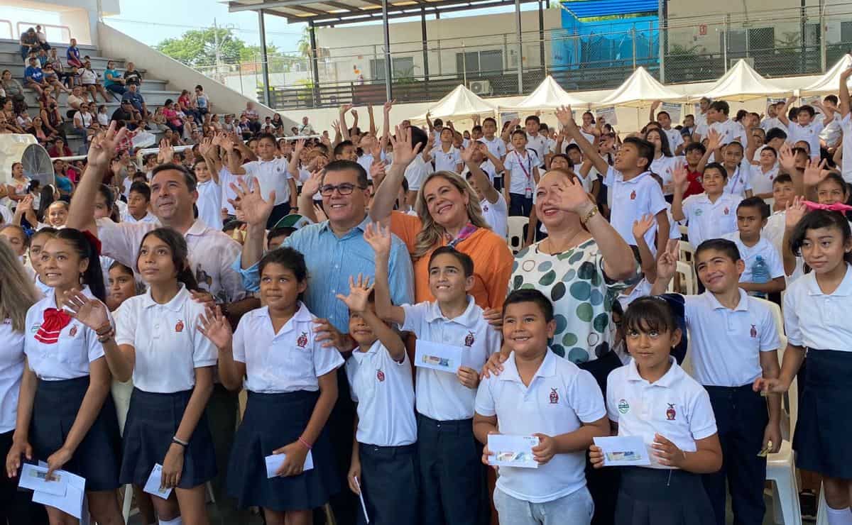 Reciben 2 mil 500 estudiantes de primaria en Mazatlán 800 pesos a través del programa PROBEC