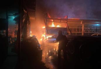 Transporte de carga se incendia en patio de empresa constructora en Mazatlán