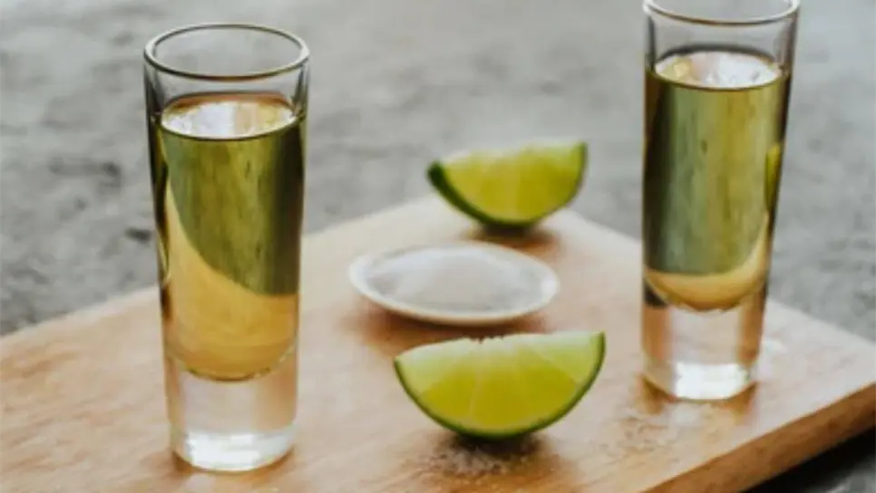 Caballito de tequila; así es el origen de este icónico recipiente | VIDEO