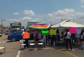 Padres de familia de escuela secundaria bloquean la libre Mazatlán-Culiacán
