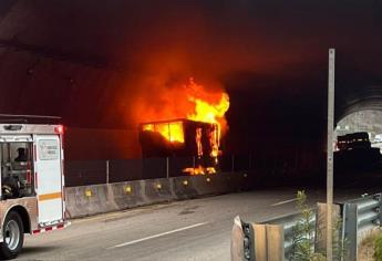 Por incendio de tractocamión se cierra la Mazatlán-Durango al km 159