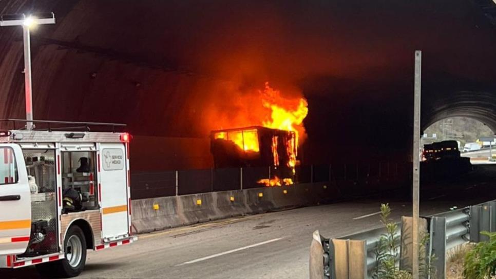 Por incendio de tractocamión se cierra la Mazatlán-Durango al km 159