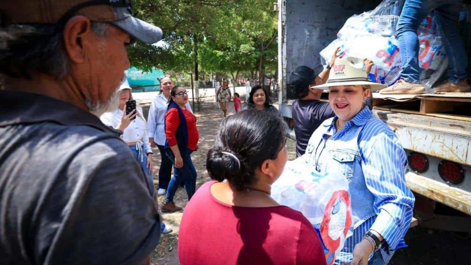 Eneyda Rocha entrega agua en comunidades de El Fuerte y Choix