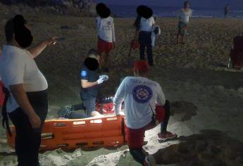 Rescatan a tres turistas de morir ahogados en playas de Mazatlán