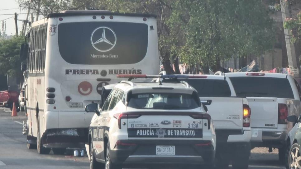 Como un «sándwich» queda vehículo tras accidente en Culiacán