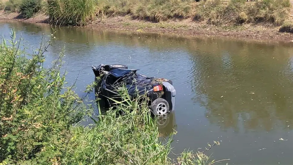 La unidad quedó semi sumergida en el agua  tras el fatal canalazo. FOTO: Osmar Zavala.