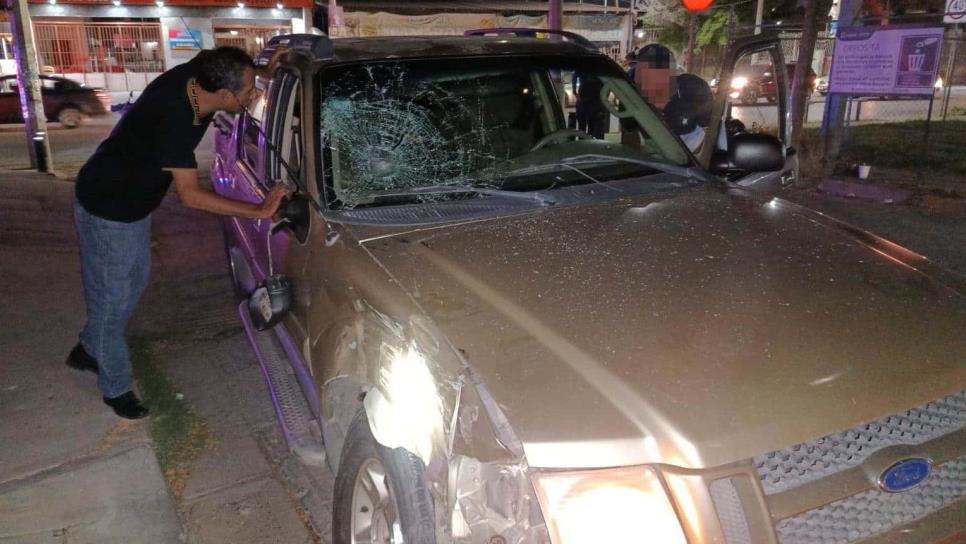Menor motociclista se estampa en una camioneta en Culiacán