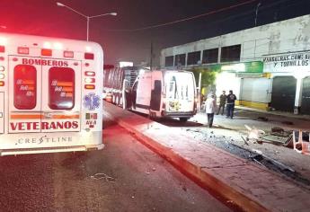 Ambulancia de traslados del IMSS choca contra taquería y tráiler en Villa Unión