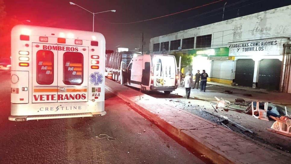 Ambulancia de traslados del IMSS choca contra taquería y tráiler en Villa Unión