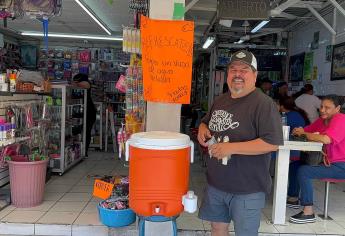 Familia de Los Mochis regala agua helada a transeúntes ante el intenso calor