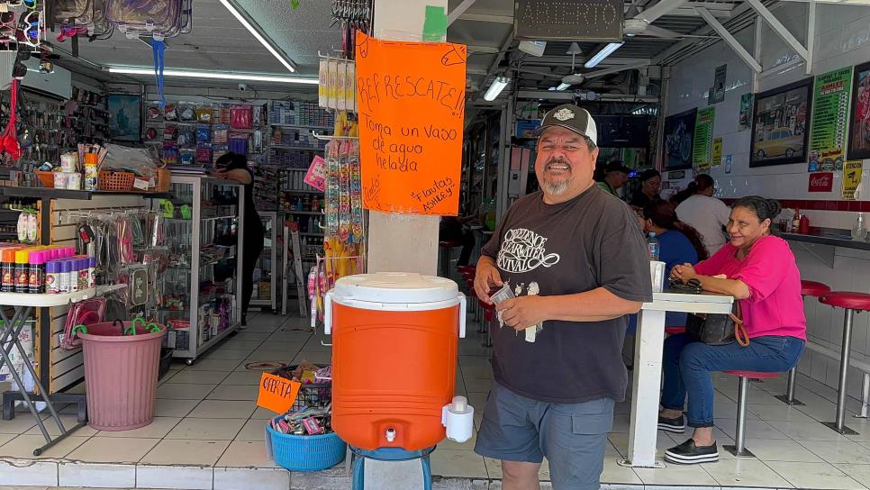 Familia de Los Mochis regala agua helada a transeúntes ante el intenso calor