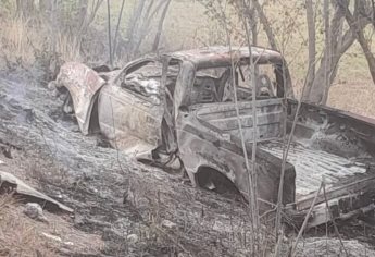 Camioneta termina calcinada tras chocar contra tráiler en la autopista Mazatlán-Tepic