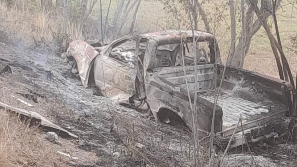 Camioneta termina calcinada tras chocar contra tráiler en la autopista Mazatlán-Tepic