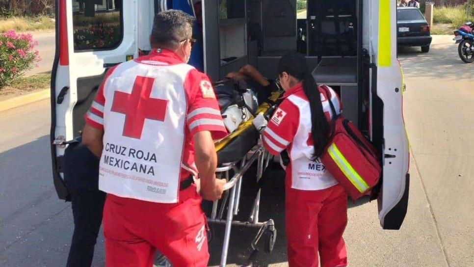 Repartidor sufre fractura tras chocar contra un vehículo en Mazatlán