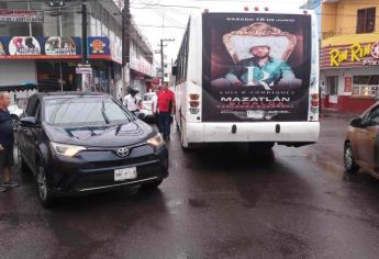 Urbano embiste a camioneta que intentó ganarle el paso en Mazatlán