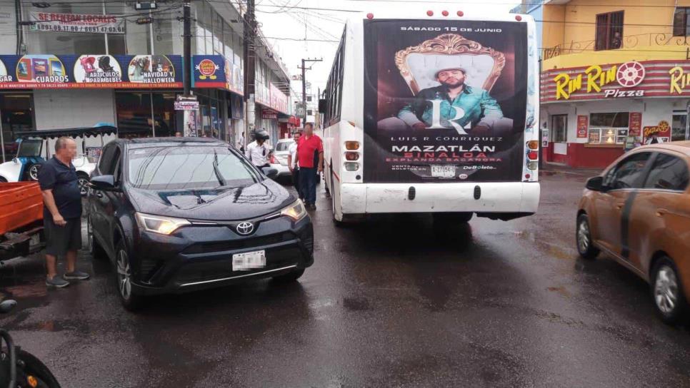 Urbano embiste a camioneta que intentó ganarle el paso en Mazatlán