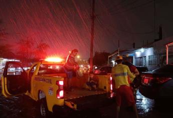 Protección Civil rescata a 20 personas varadas por las lluvias en Mazatlán