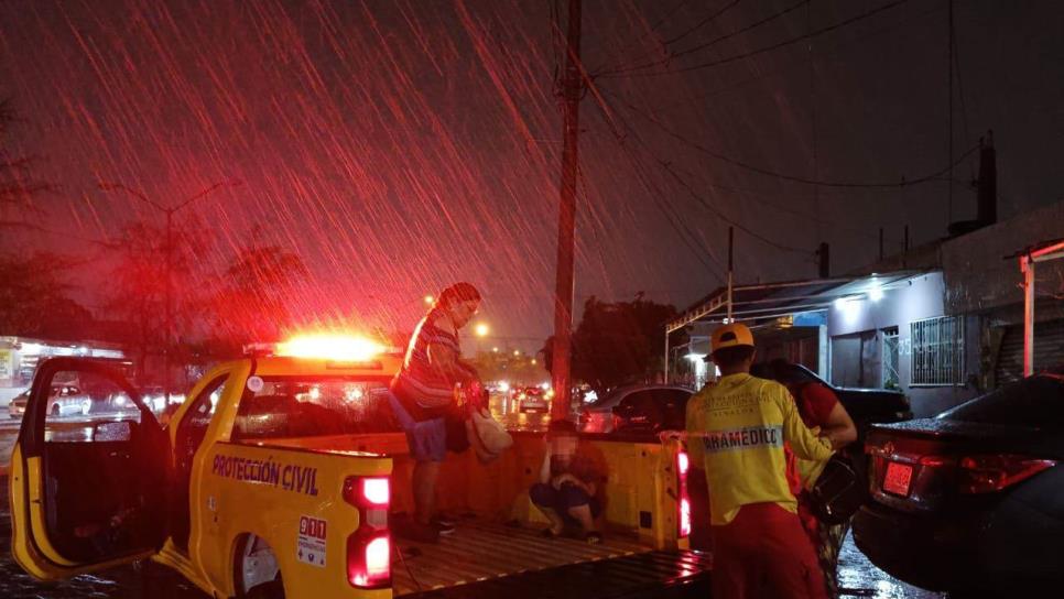 Protección Civil rescata a 20 personas varadas por las lluvias en Mazatlán