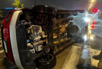 Camioneta vuelca por las lluvias en Mazatlán
