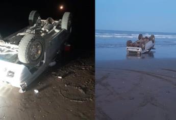 Vuelcan jóvenes en la playa Bellavista en Guasave