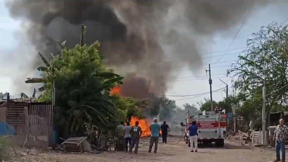 Fuego arrasa con negocio de tarimas y dos humildes casas en Los Mochis