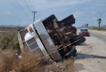 Vuelca camión cargado con 17 toneladas de fertilizante sobre la Mochis-Topolobampo 