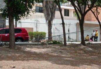 Mujer resulta herida tras chocar en su auto contra un poste en Culiacán