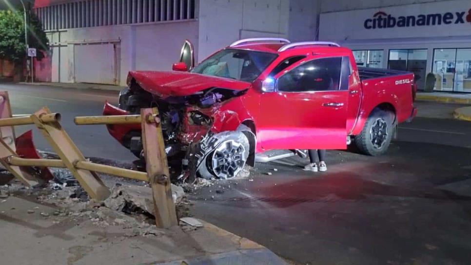 Conductor de camioneta choca y deja daños materiales por miles de pesos en Culiacán