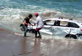 Rescatan camioneta que «nadaba» en playa al norte de Mazatlán