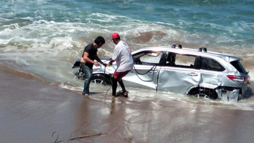 Rescatan camioneta que «nadaba» en playa al norte de Mazatlán