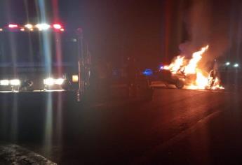 Camioneta termina en llamas tras chocar con un tráiler en Guasave 