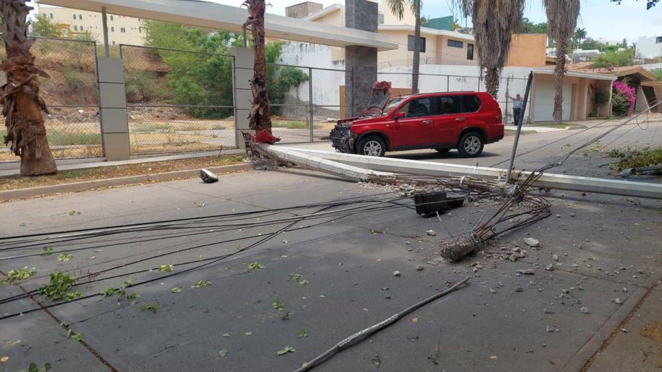 Conductor derriba poste de CFE tras chocar en la colonia Chapultepec de Culiacán 