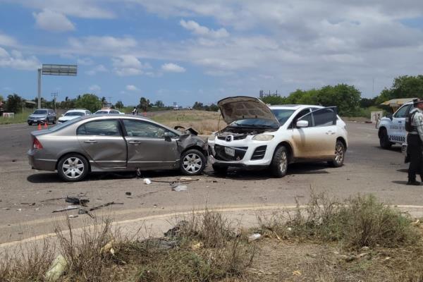 Cuatro personas resultan lesionadas en carambola sobre la México 15 en Guasave 